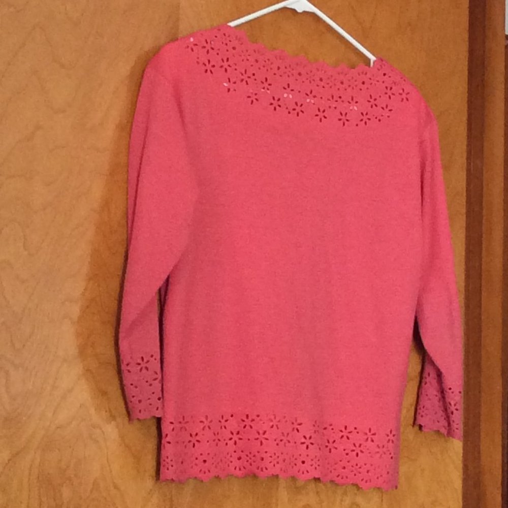 "Snowflake" Design Peach Top - Picture 4 of 10